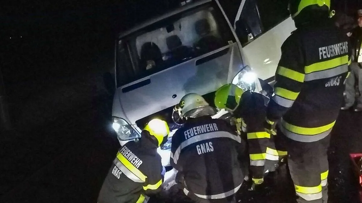 Der Klein-Lkw drohte über eine Böschung zu stürzen