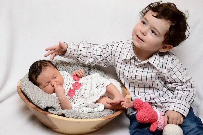 Moritz freut sich über seine Schwester Emily (3260/50), die am 28. Februar um 9.19 Uhr auf die Welt kam. Die stolzen Eltern des herzigen Duos sind Verena und Kevin Ziehenberger.