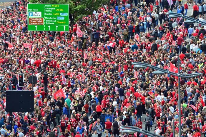 Im Zentrum der Hafenstadt warteten unzählige Fans bereits lange vor der Ankunft, um die Champions-League-Sieger am Abend hochleben zu lassen. Für Liverpool war es der sechste Triumph in der europäischen Königsklasse, der erste seit 2005.