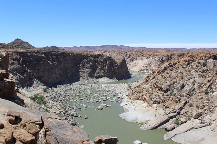 Atemberaubend im Augrabies-Nationalpark ist ein 18 Kilometer langer und bis zu 200 Meter tiefer Canyon ...