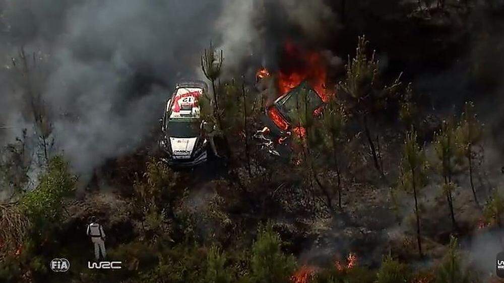Hayden Paddons Wagen brannte völlig aus. Ott Tänaks Ford Fiesta konnte gerettet werden