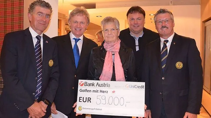 Herbert Berger, Siegmund Birnstingl, Anni Kratzer, Andreas Köll und Hermann Unterdünhofen bei der Scheckübergabe im Golfhotel