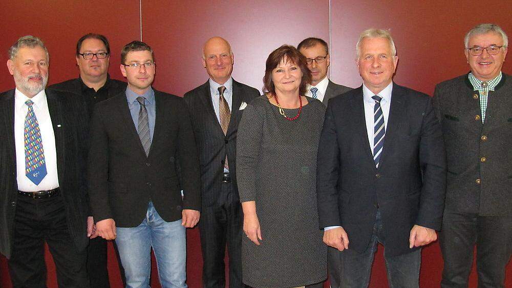 Bürgermeister Karl Fadinger (2.v.r.) mit Vizebürgermeisterin Barbara Gamsjäger den Experten und Vertretern des Gemeindevorstandes