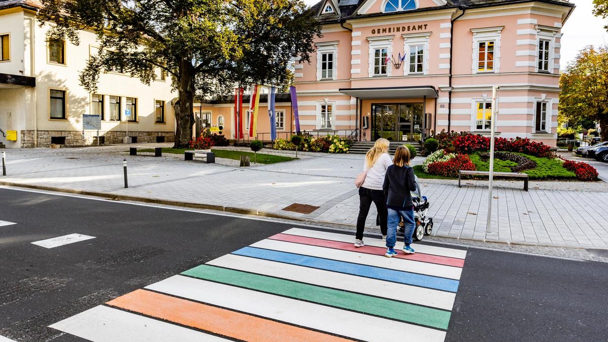 Der neue Zebrastreifen in Pörtschach ist bunt