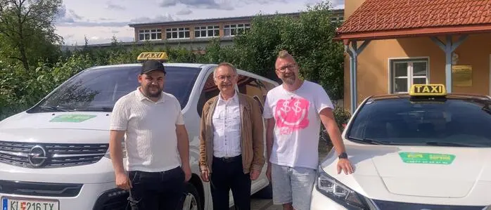 Franz Wutti (Mitte) leitet den Verein und das Projekt hinter dem Regiotaxi