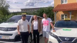 Franz Wutti (Mitte) leitet den Verein und das Projekt hinter dem Regiotaxi