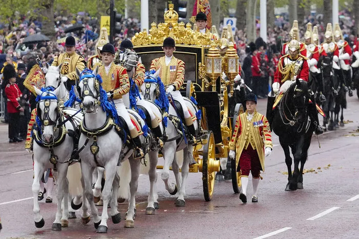 Die Zuschauer verfolgten den Weg der Kutsche mit König Charles III. und Königin Camilla zur Westminster Abbey.