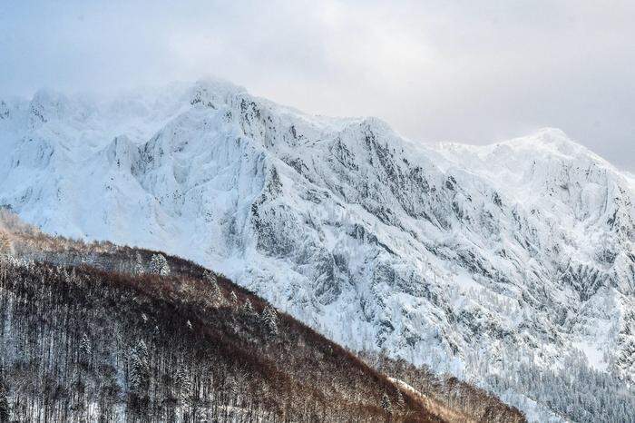 Der Gipfelgrat des Traunsteins von Gmunden aus gesehen