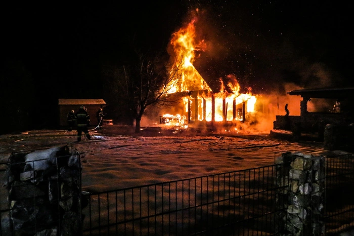 Ein Einfamilienhaus brannte bis auf die Grundmauern nieder.