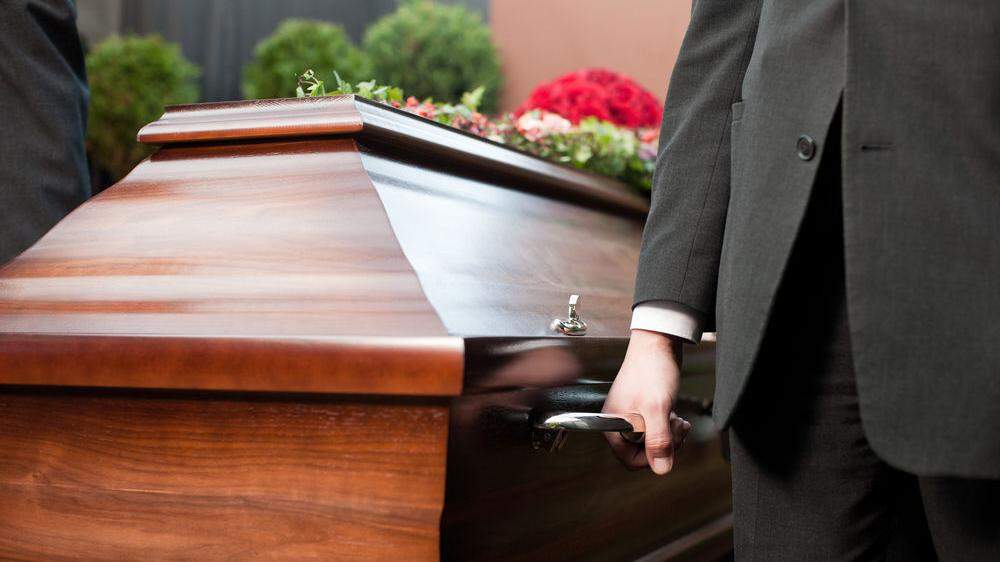 Bevor es zum Begräbnis kommt, können Trauernde derzeit auch mit anderen Unannehmlichkeiten konfrontiert sein - das Warten auf einen Arzt, der die Totenbeschau vornimmt, kann lange dauern