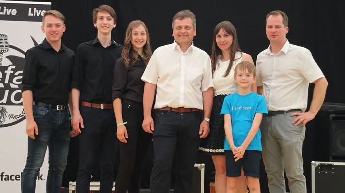 Gerald (v.m.) und Andrea Resch (2.v.r) gründeten das Unternehmen im Jahr 2000 nebenberuflich. Heute ist die ganze Familie dabei und Teil von Resch GmbH. Auch Prokurist Martin Kurzmann (r.) ist ein wichtiger Ansprechpartner in der Firma.