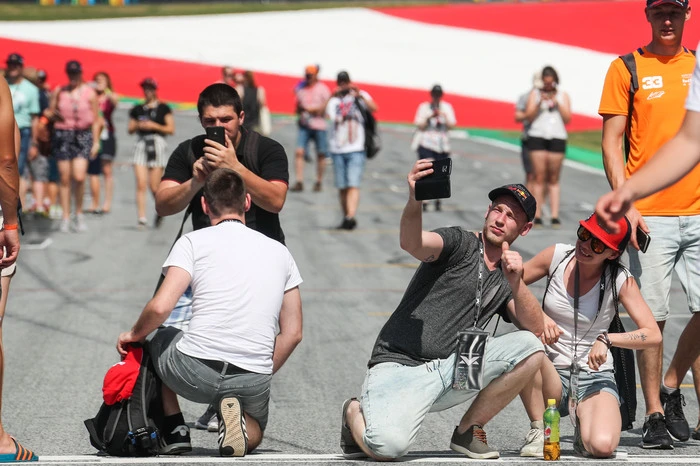 Auf der Start-Ziel-Geraden wurden Hunderte Selfies geschossen.
