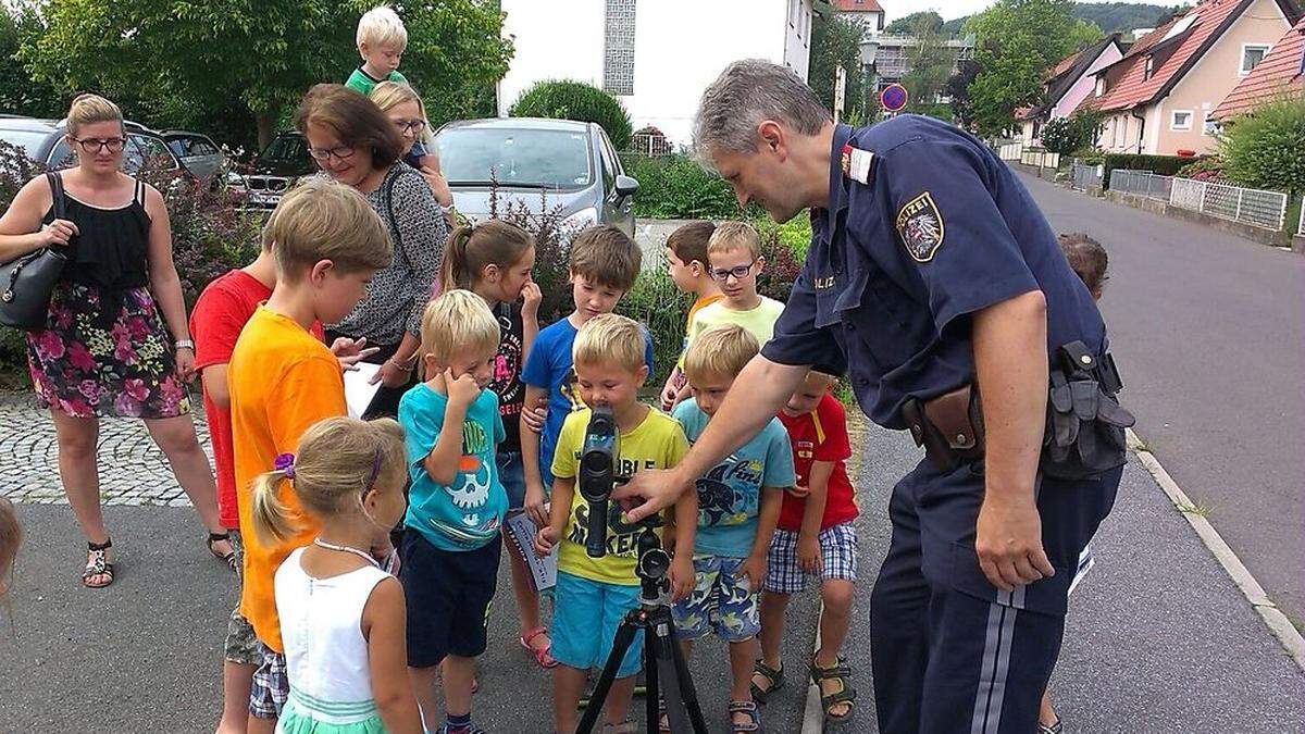 m Ferienpass können Kinder in einigen Gemeinden einen Tag lang Polizisten sein