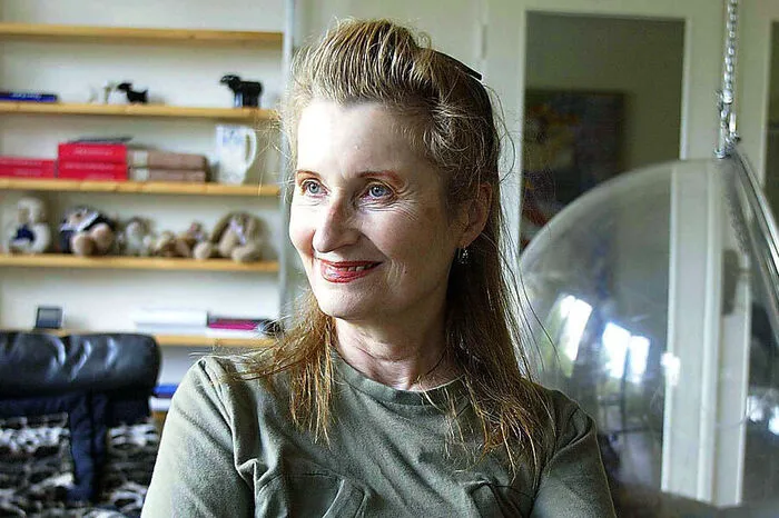 .... die Österreicherin Elfriede Jelinek ("Die Klavierspielerin") sagte die Teilnahme an der Zeremonie 2004 mit Hinweis auf psychische Probleme und Angst vor großen Menschenansammlungen ab ...