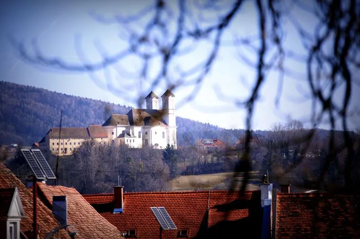 Auch die Basilika am Weizberg ist zu erblicken. Die erste Kirche auf dem Weizberg wurde schon im elften Jahrhundert erbaut. Sie war damals noch der Pfarre St. Ruprecht unterstellt.