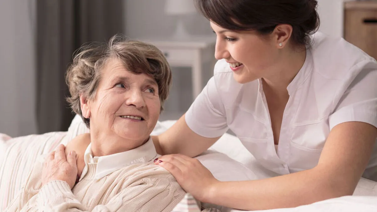 Liebevolle Fachkräfte kümmern sich um betroffene Senioren im eigenen Zuhause und versorgen sie rund um die Uhr