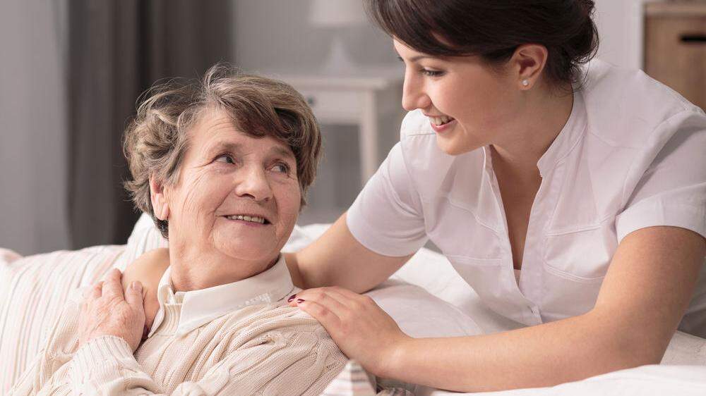 Liebevolle Fachkräfte kümmern sich um betroffene Senioren im eigenen Zuhause und versorgen sie rund um die Uhr