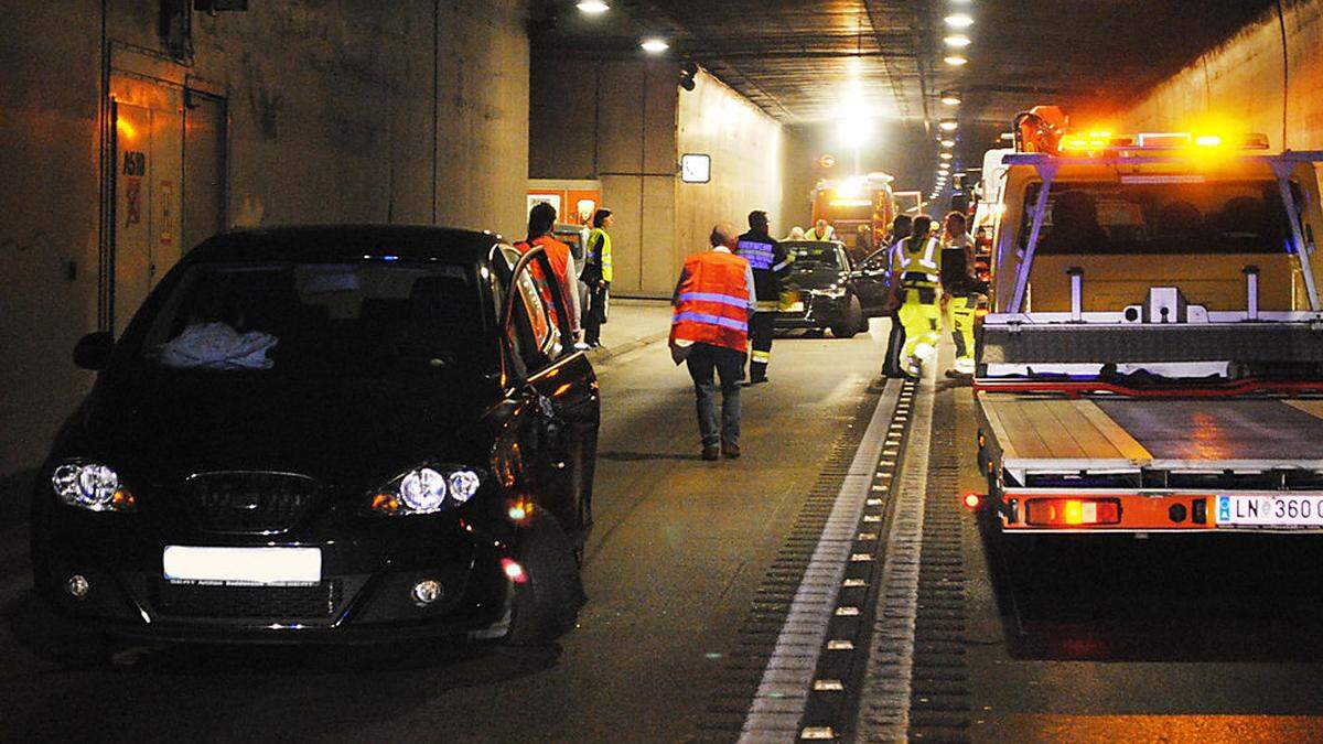 Bergung nach Unfall im Gleinalmtunnel.