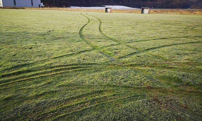 Die Spuren der Fahrt sind im Rasen deutlich zu erkennen.