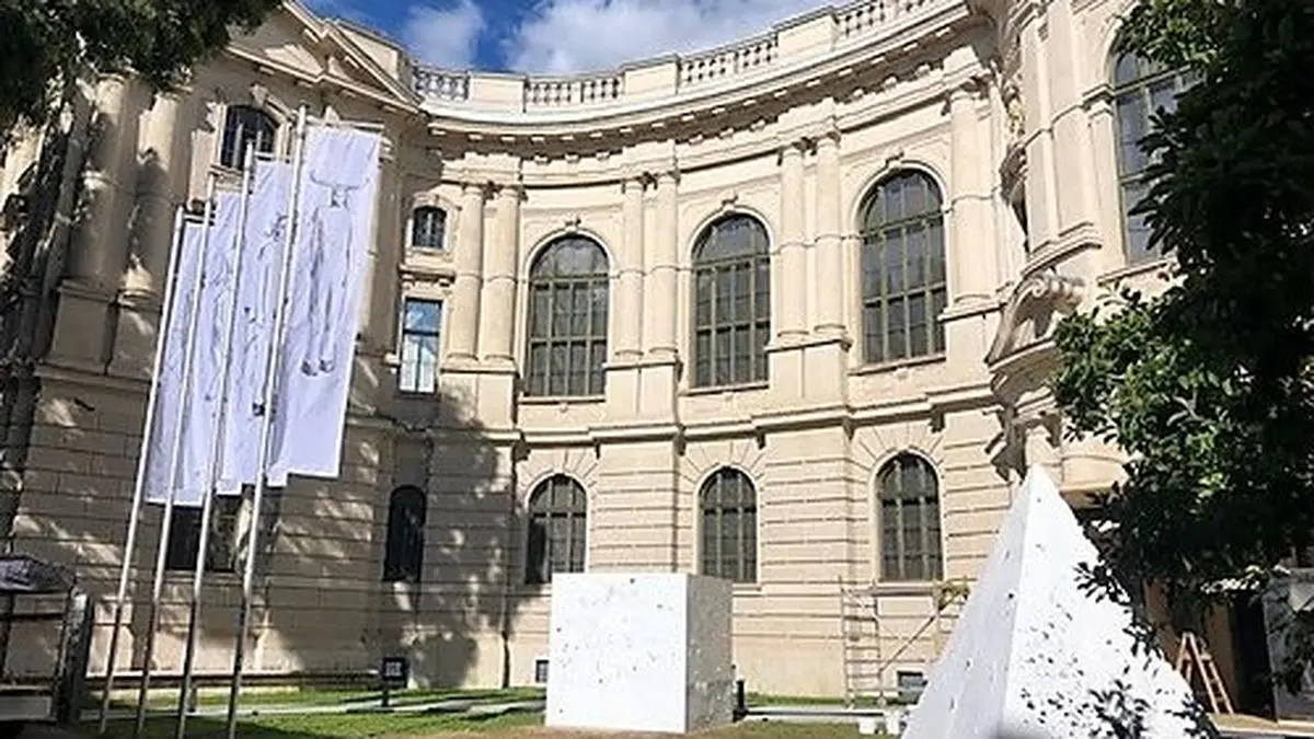 Zhanna Kadyrovas Objekte vor dem Eingang in die Neue Galerie