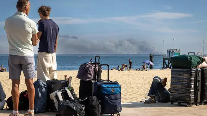 Evakuierte aus Lége-Cap Ferret treffen per Fähre in Arcachon ein. Wegen eines Waldbrands wurden Einwohner und Urlauber in Sicherheit gebracht
