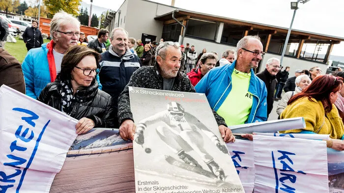 Hunderte Zaungäste beobachteten das Treiben vor dem Cineplexx-Kino in Villach. Über den Red Carpet zur Klammer-Filmpremiere spazierten zahlreiche namhafte Gäste.