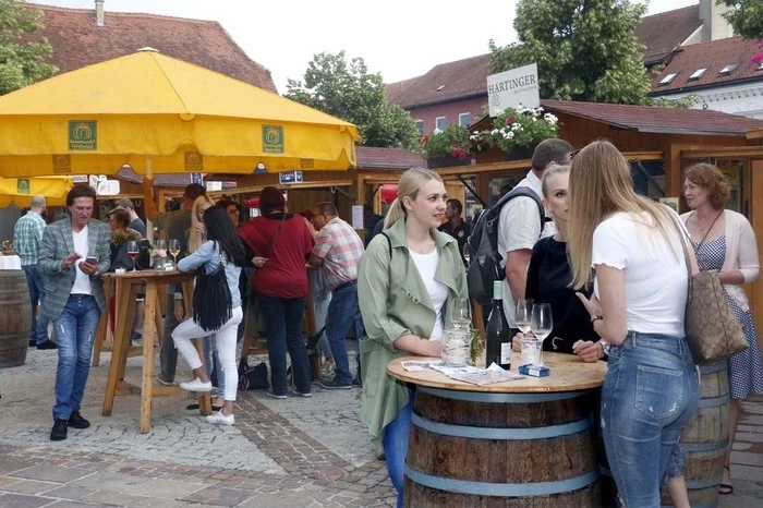 ...zum zwölften Weinkulinarium auf den Hauptplatz.