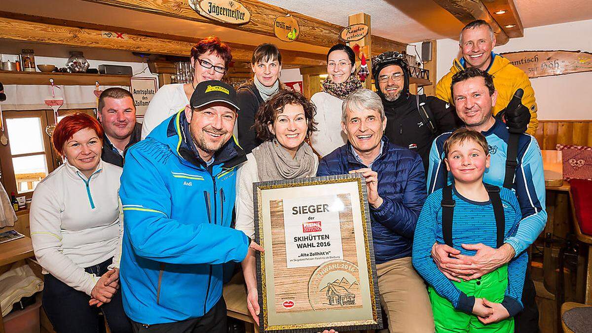 Im Vorjahr gewann die „Alte Zollhitt’n“ auf der Petzen. Am Foto das Siegerfoto des Teams mit Stammgästen und Kleine Zeitung-Chef vom Dienst Michael Sabath (vorne, Zweiter von rechts)