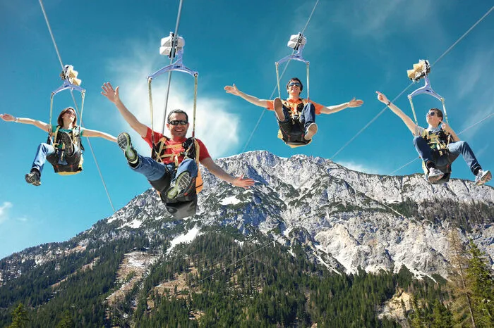 2,5 km lang und bis zu 161 Meter über dem Boden. Die größte derartige Anlage der Alpen ist nichts für schwache Nerven. Noch bis Ferienende ist die Zipline täglich geöffnet. Infos: www.zipline.at