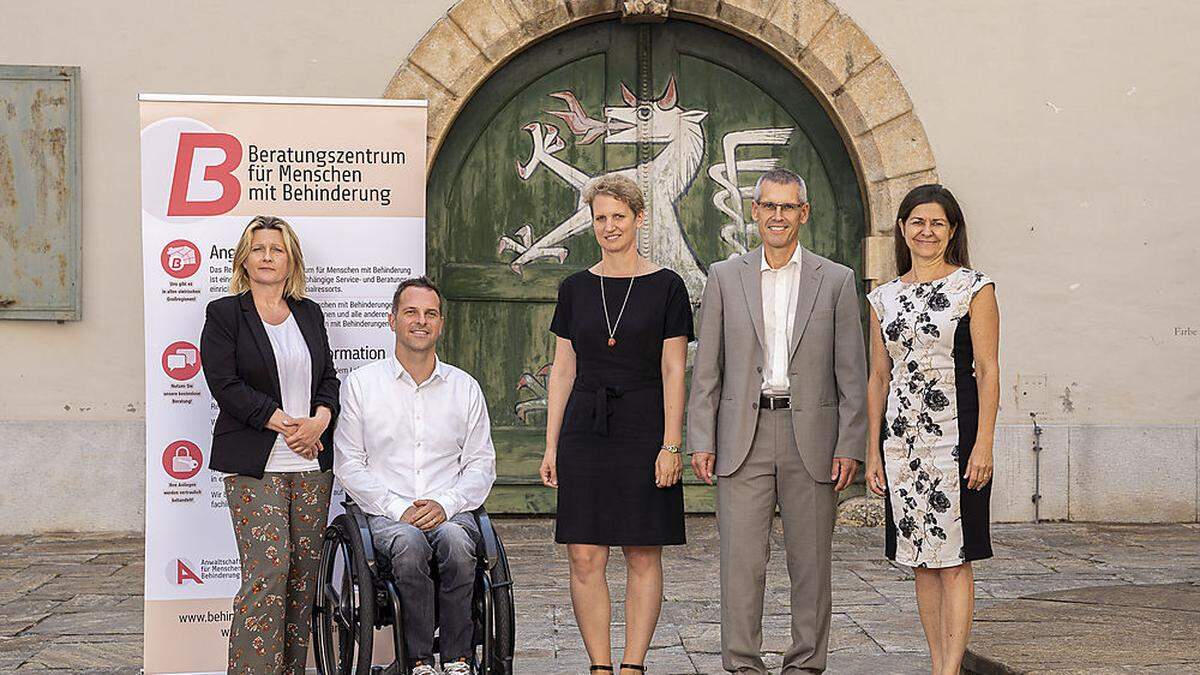 Soziallandesrätin Doris Kampus, Behindertenanwalt Siegfried Suppan mit Bereichsleiterin Monika Klaffenböck und dem Team des Beratungszentrums Südweststeiermark Thomas Kiu-Mossier und Yvonne Resch (v.l.)