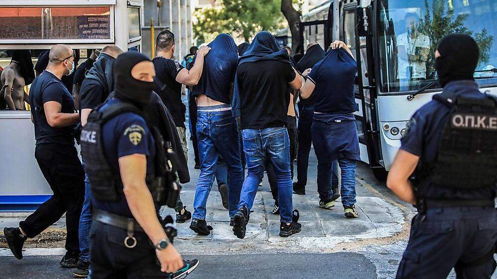 Kroatische Fans verhüllen ihr Gesicht, als sie das Polizei-Hauptquartier verlassen