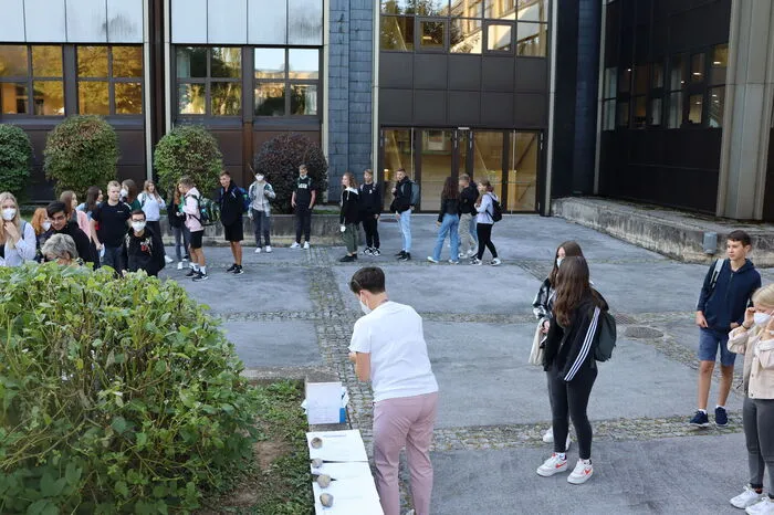 Im Innenhof wurden die Schüler der ersten Klassen getestet.