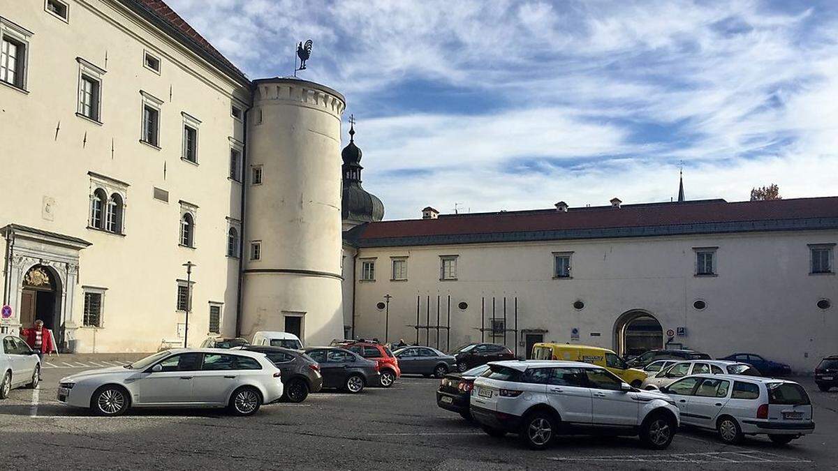 Der Parkplatz im Schlosshof löst eine kontroverse Diskussion aus