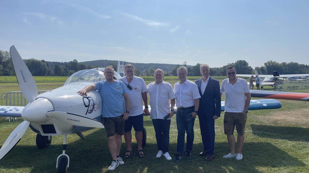 Jubiläum beim FSC Weiz: Obmann Gerald Siegl, Herbert Habersatter (früherer Obmann und Moderator), Wolfgang Malik (Aero Club), Gerhard Widmann (Askö-Präsident), Ingo Reisinger (Bürgermeister in Weiz) und Sportreferent Christoph Prassl