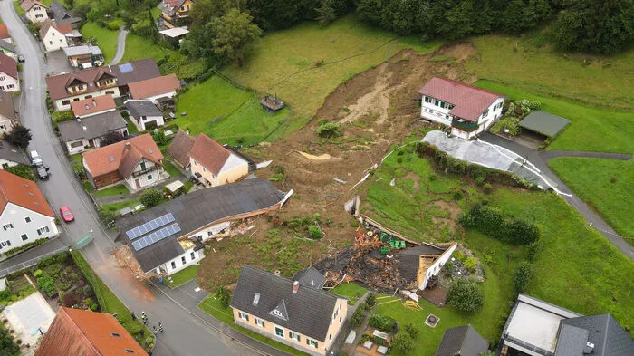 Luftbild nach dem Abgang einer Mure im Ortszentrum von St. Johann im Saggautal.