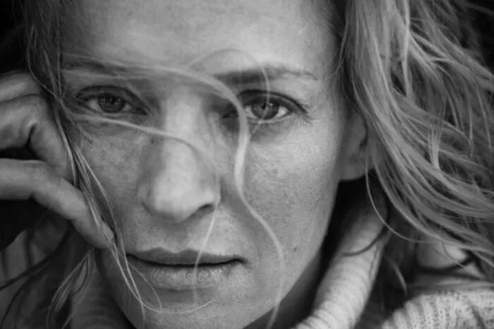 Es entstand ein Kalender mit vierzig Portraits - wie hier von Uma Thurman - bzw. Aufnahmen, die nicht nur im Studio, sondern an verschiedenen Plätzen der Städte und Sets unter freiem Himmel realisiert wurden.