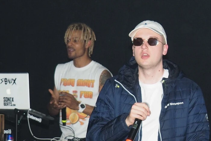 Es war nicht das erste Mal für den Money Boy im Klagenfurter Club Stereo. Aber seitdem er sich das letzte Mal blicken ließ, hat er selbst einige Kilos abgespeckt. Dafür ist der Klang fetter geworden. Mit Unterstützung der Glo Up Dinero Gang, klang der Bassbeat schon wesentlich mehr nach 2018. Bei "Monte Carlo" sang die Klagenfurter Fan-Base mit: "Ich bin connected in Chicago". Dem Song "Codein Crazy" tat die vokale Unterstützung vom Hustensaft Jüngling extra gut.