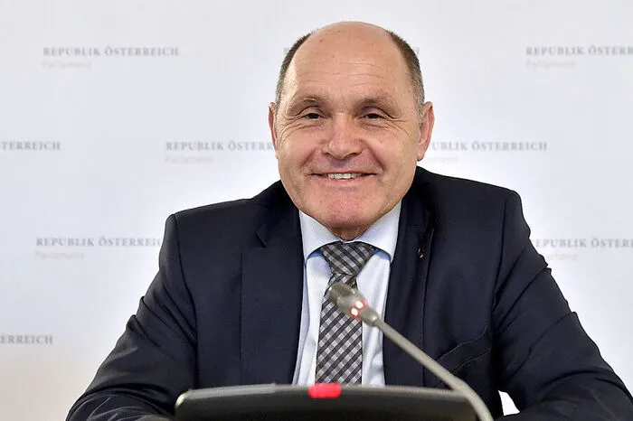 "Ich gelte als extrem loyal jenen Menschen gegenüber, deren Führungskompetenz ich bedingungslos akzeptieren kann." Schulterzucken bei "Sprengmeister" und Nationalratspräsident Wolfgang Sobotka