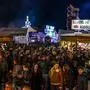 Nächtlicher Blick auf das Wiesenmarktgelände, Menschenmassen vor den Hütten | Menschenmassen am Abend des Wiesenmarkt-Feuerwerks