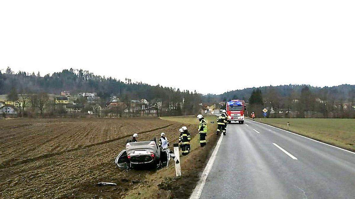 Der Pkw landete auf dem Dach