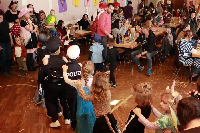Auch Bürgermeister Stefan Wilhelm stattete dem lustigen Kindergschnas als großer Kuschelbär verkleidet seinen Besuch ab.