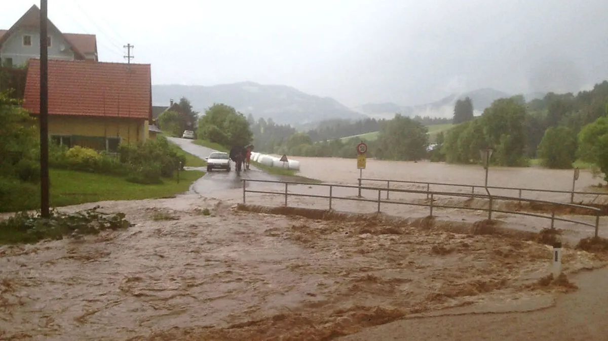 Der Moderbach trat bei einer Brücke in Richtung Buchberg über die Ufern