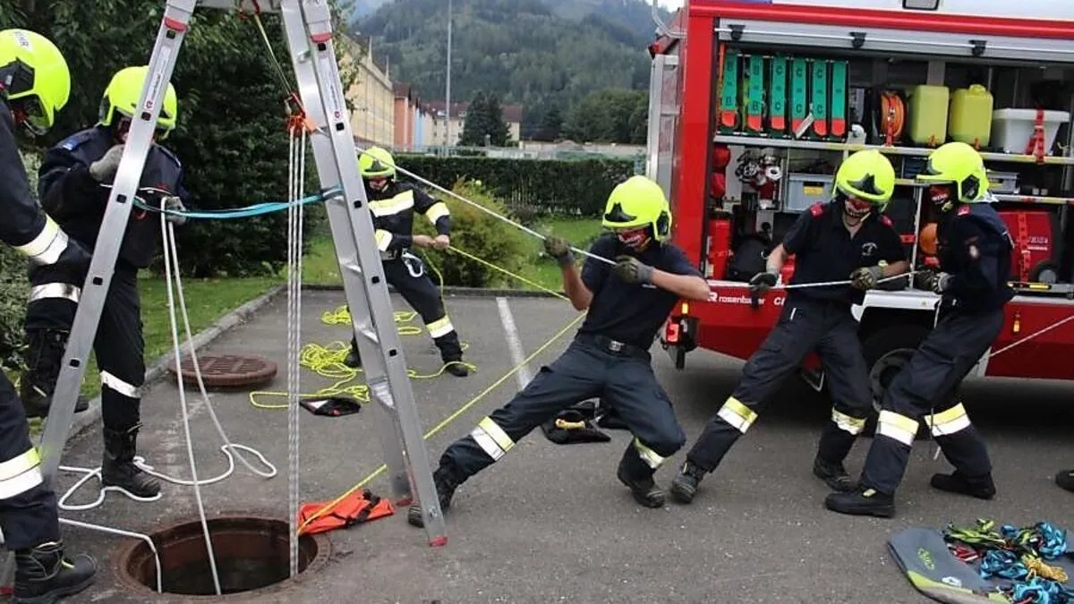 Mittels Flaschenzug konnte der verletzte Arbeiter aus dem Schacht gerettet werden