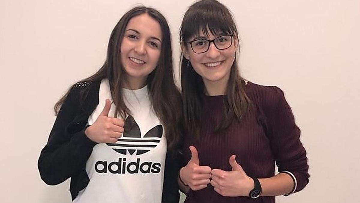 Selina Troppacher (3. Klasse, l.) und Lisa Schnabl (2. Klasse) haben Fahrtzeit gewonnen