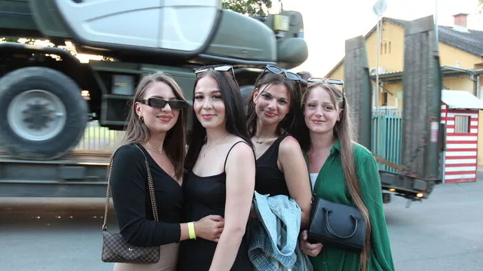 Viele jugendliche Besucher und Besucherinnen genossen das sommerliche Wetter und das Kasernenfest