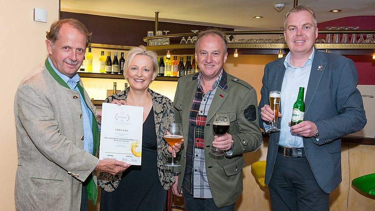 Brau Union Generaldirektor Markus Liebl, Sabine Loy und Florian Klinger vom Weissenseerhof, Josef Ingo Mayer (Brau Union Gebietsleiter Gastronomie)