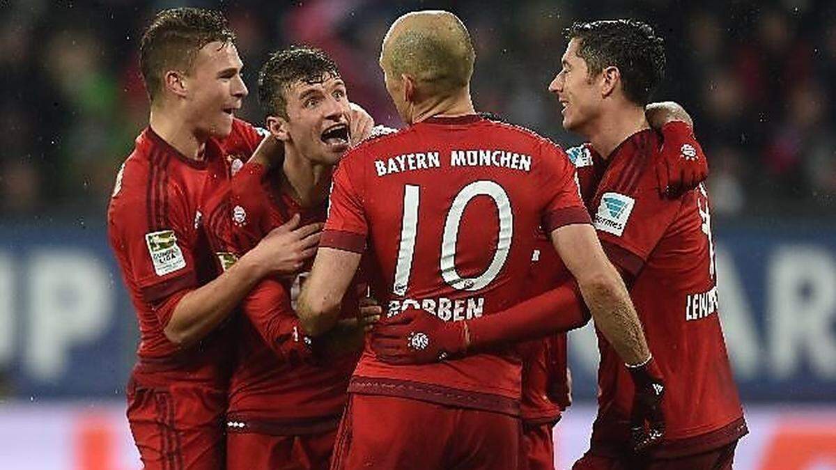 Thomas Müller (Zweiter von links) lässt sich für eines seiner zwei Tore feiern