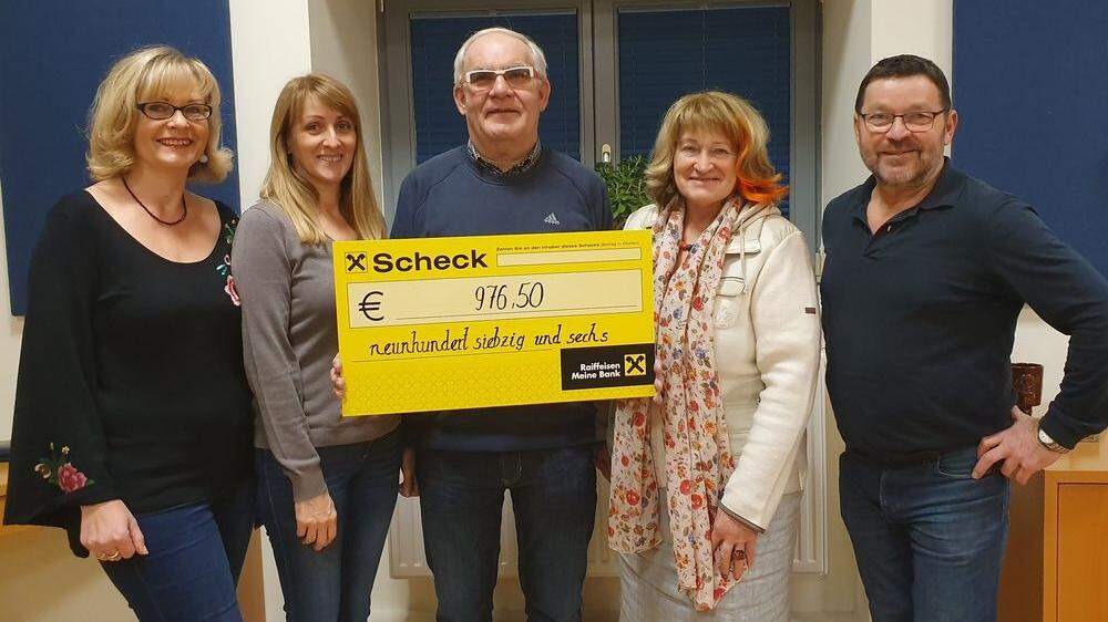Obmann Hermann Plaschg (Mitte) und Mitglieder des  Gesangvereins Gnas haben 976 Euro für Steirer helfen Steirern üerbgeben