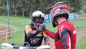 Enduro-Legende Graham Jarvis gratuliert dem Sieger Thomas Hecher fair 