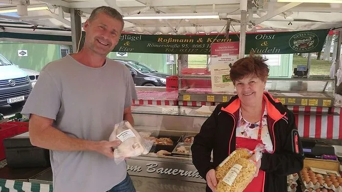 Johannes Roßmann und Johanna Krenn am neuen Standort neben der Oper.